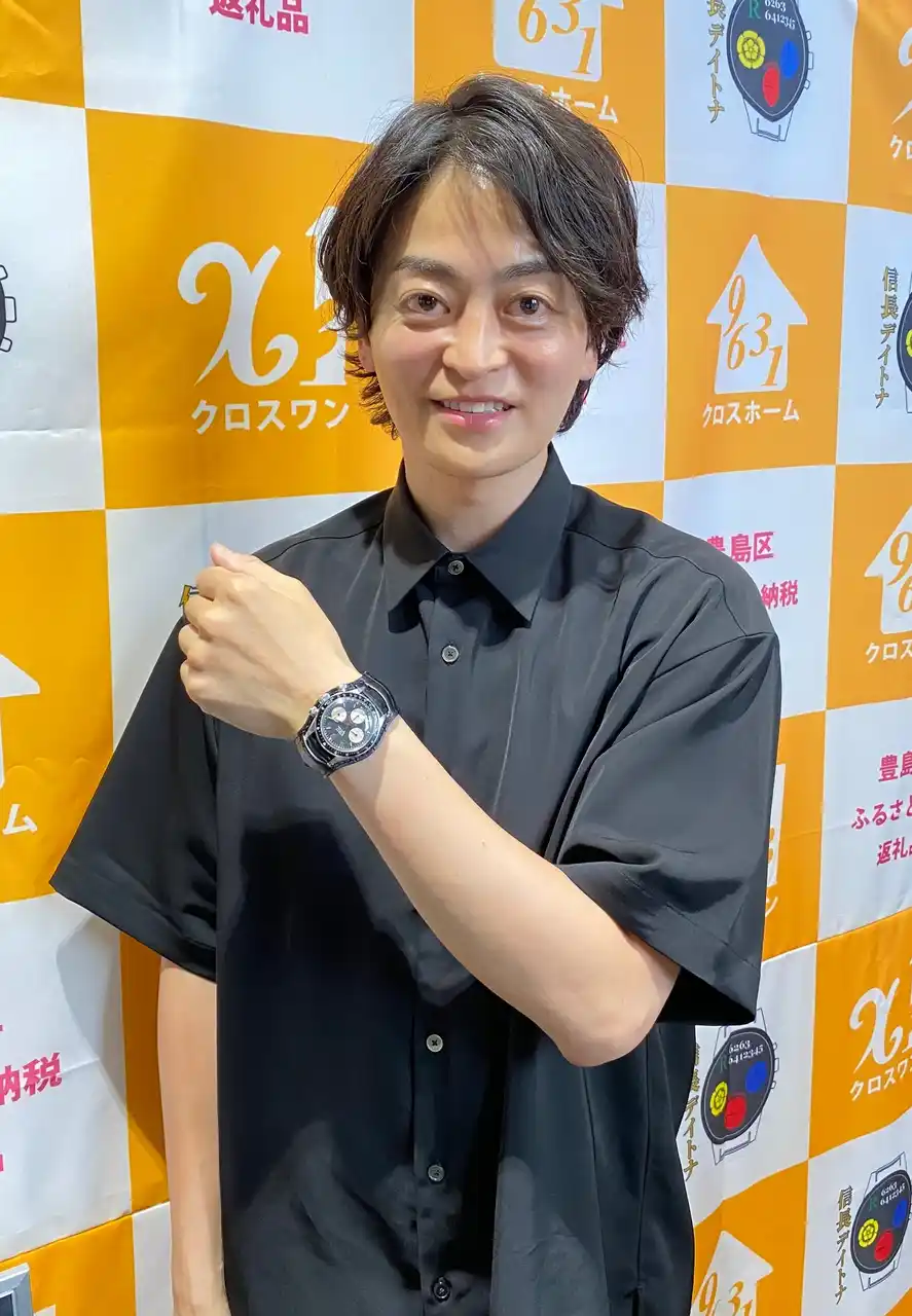 【株式会社クロスワン】 株式会社Evolve代表・上田剛士氏、FCチャンネルショー2025にて「信長デイトナ」を装着体験