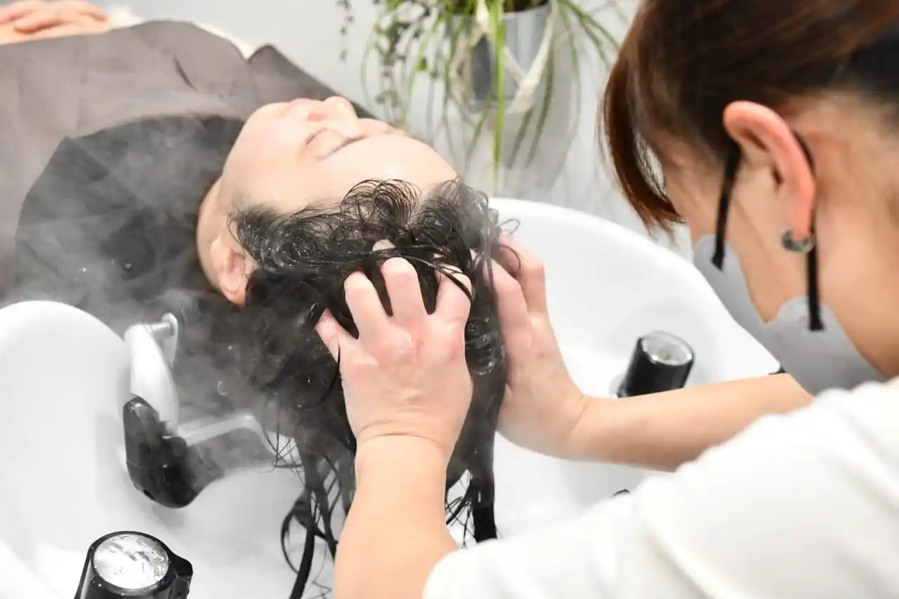 街の象徴物・サザンカが頭皮ケアに！冬限定で『神戸ヘッドスパ(TM)コース』半額！