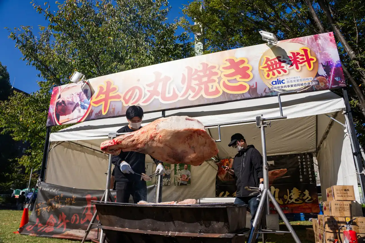 【MTJグループ株式会社】 由比ガ浜海水浴場 海の家「鎌倉屋台村 × WAGYU FES」にて牛の丸焼きを無料プレゼントの大盤振る舞い！