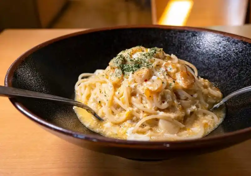 福岡の名店「らるきい」の“ぺぺたま”が中村学園女子の食堂に登場！卒業生シェフが母校の食堂で腕をふるう「卒業生キッチン」を開催