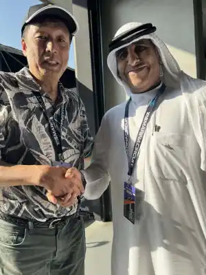 【F1アブダビGP】UAEラアス・アル・ハイマ首長国王族 マジェット殿下へ 平和の願いを込めた「禎子の折り鶴」レプリカを贈呈