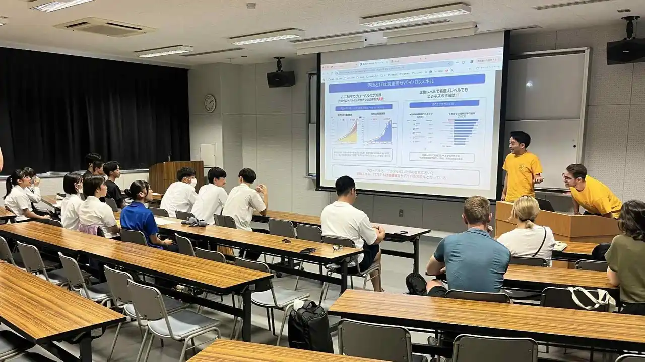 静岡県立下田高校の高校生が、英語とプログラミングで地域課題に挑む。地方からグローバル人材輩出を目指す。