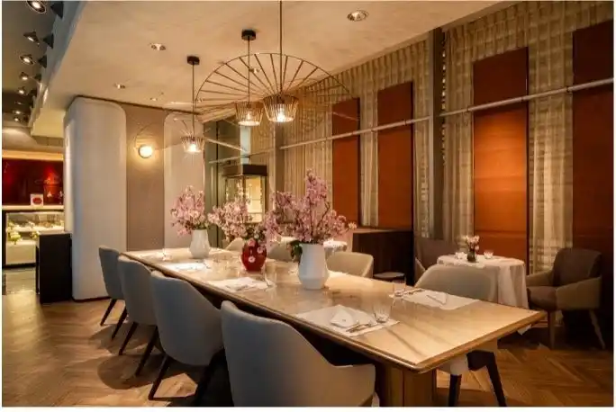 【ザ・リッツ・カールトン東京】世界最高峰のパティシエ ニナ・メタイエ氏によるパティスリー「ニナ ザ・リッツ・カールトン東京」の日本限定メニューや店内ペストリー、焼き菓子を紹介