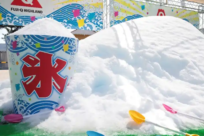 標高830mの富士急ハイランドで「涼」を満喫！雪あそび広場・ひんやりグルメフェア・納涼花火大会を開催！～「巨大かき氷フォトスポット」や地上50ｍの大観覧車から花火が楽しめる「特別鑑賞席」が新登場！～
