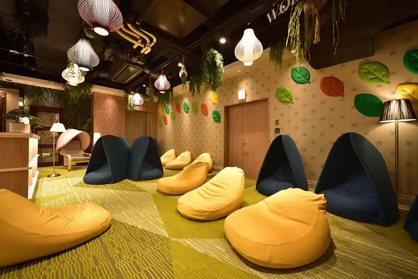 サウナ後にくつろげるリラックスエリア