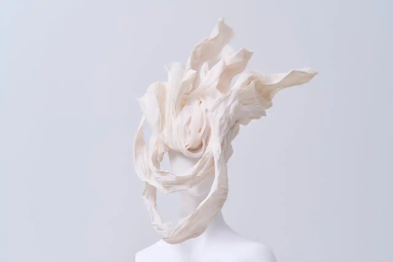 【貝印株式会社】 「KAI Hat & Head-piece Competition 2025」大倉小枝さんの『流動』が最優秀賞を受賞