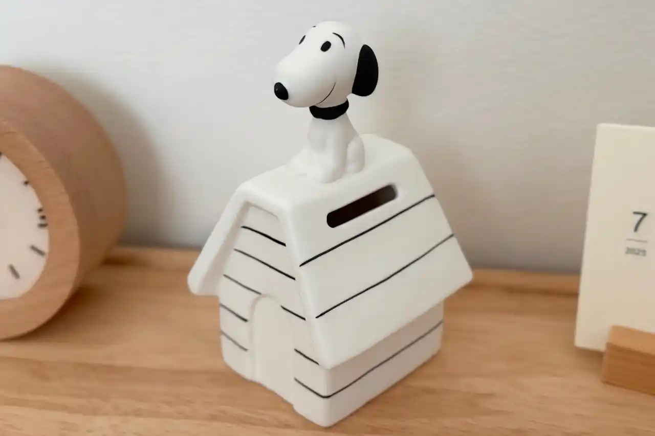 【株式会社ポトマック】 PEANUTS Cafe｜インテリアとしてもおすすめ、スヌーピーのドッグハウス貯金箱が登場！