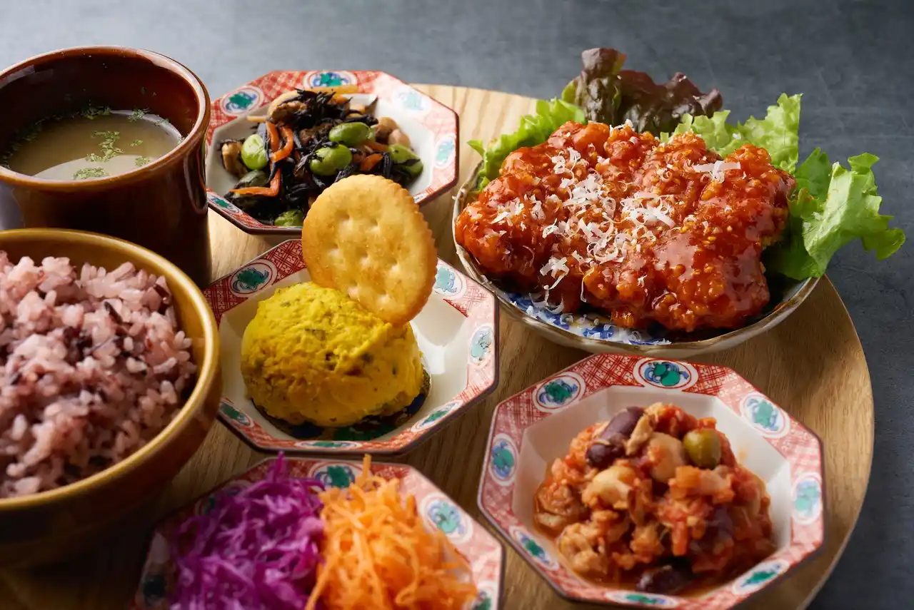 【食堂カフェpotto都島店】九谷焼の小皿が彩る「一穀一汁菜々プレート」提供開始