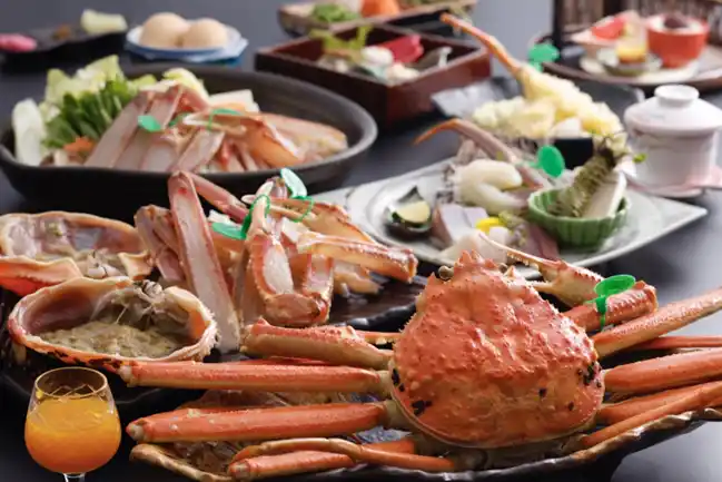【株式会社丹友商事】 【華ひらく松葉ガニ】京都で味わう極上活松葉ガニ ！良質な活蟹＆茹で蟹を贅沢に堪能！至福のひと時を味わう匠（たくみ）フルコース 2025年度受付を開始 京都旅館「よさの荘」