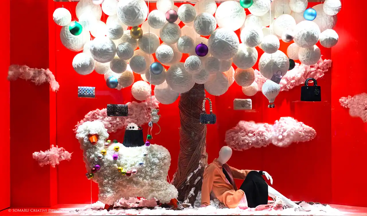 【東京・銀座】KOMEHYO GINZAのショーウィンドウがホリデー仕様に！ 動物たちの物語と、クリスマスカラーで街を彩る