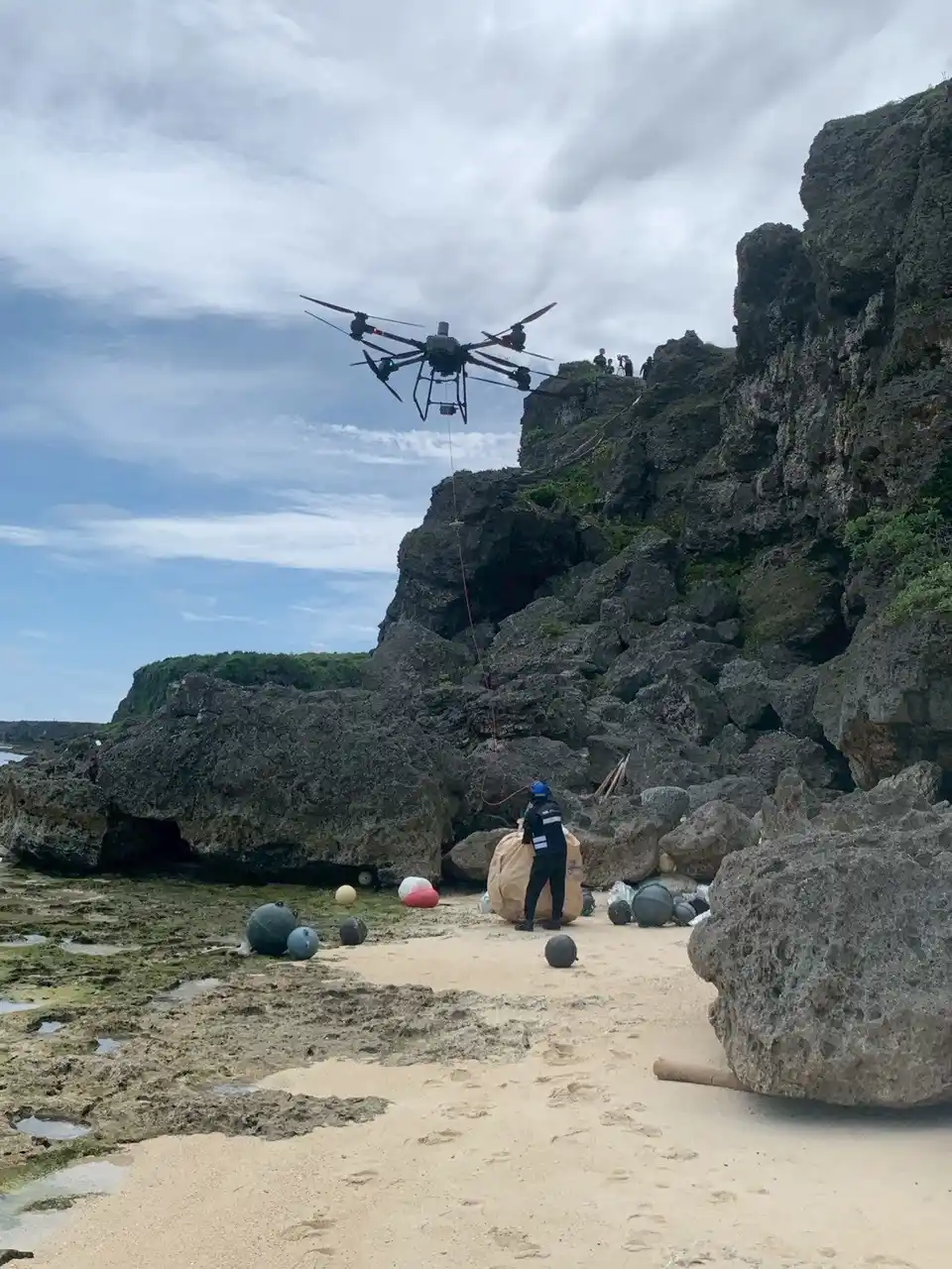 ドローンによる海洋ゴミの移送フライトを実施、1時間で約500kgの回収に成功【鹿児島県・沖永良部島】