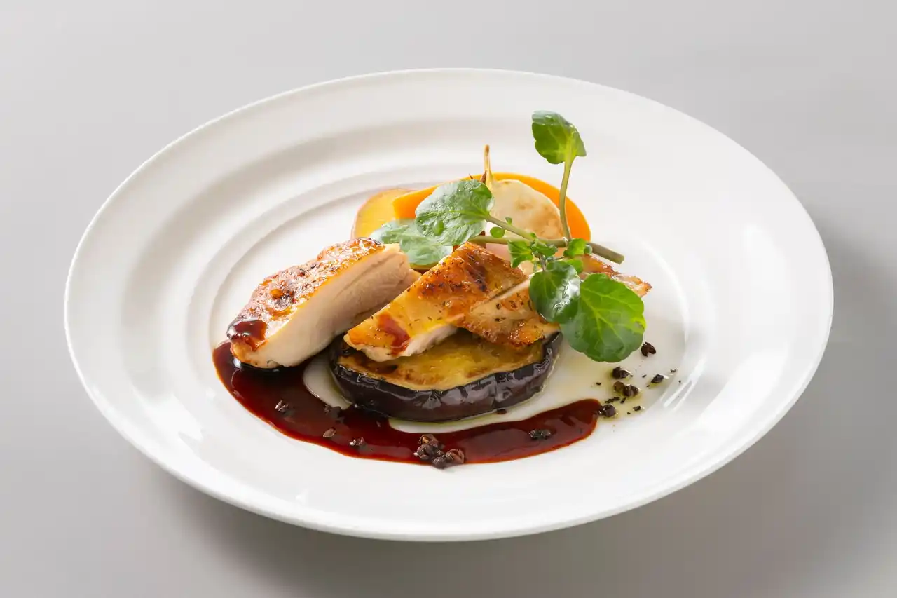 【シーサイドホテル舞子ビラ神戸】但馬鶏ソテーや三田ポークの低温ローストなど、選べるメイン料理　期間限定ランチ「セミブッフェ -Semi Buffet-」のご案内