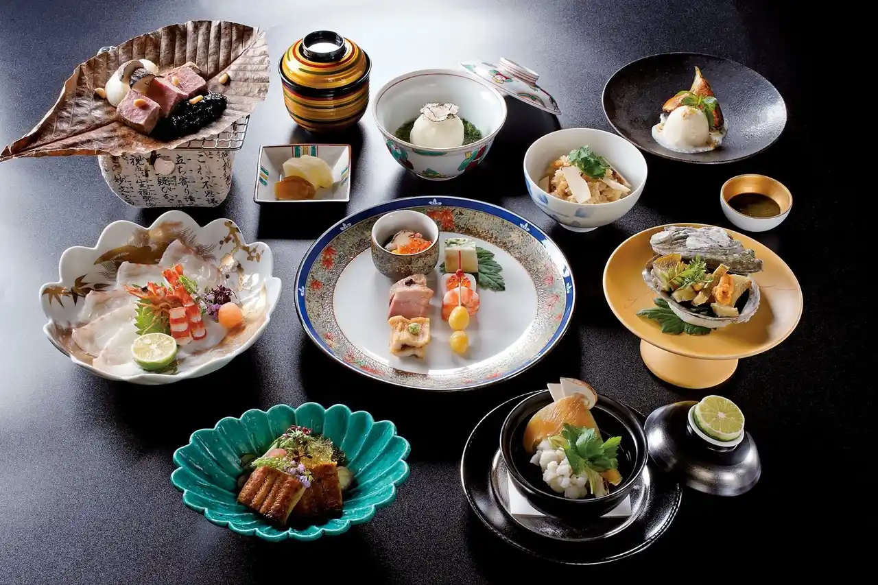 【明治記念館】 【明治記念館】“季節の訪れを告げる新メニュー登場！”　秋が旬の海と山の幸をふんだんに使用した懐石料亭「花がすみ」の「季節の会席」《秋》を令和7年9月1日より期間限定でご提供します