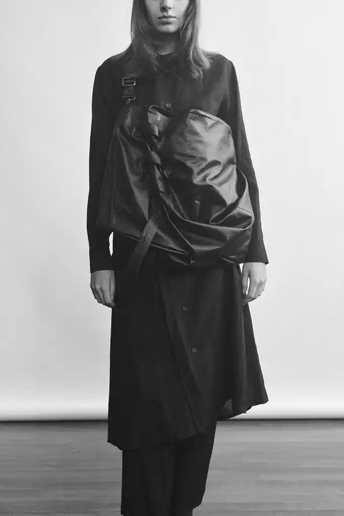 【株式会社ヨウジヤマモト】 discord Yohji Yamamoto、2025-26秋冬コレクションの最新作