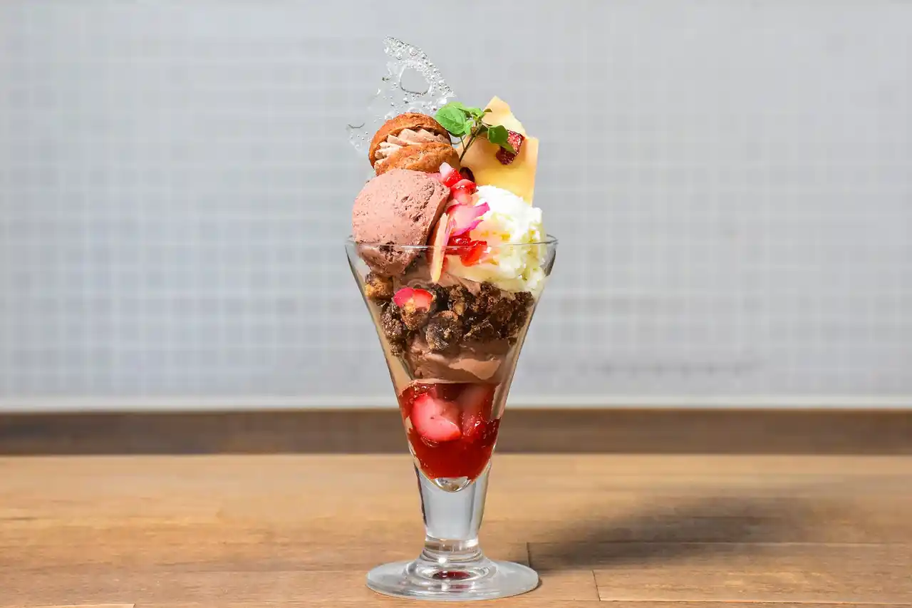 Minimalより、冬限定のチョコレート×苺パフェが登場。7つのチョコレートパーツを風早いちご園の苺と楽しむBean to Barチョコレート専門店ならではのこだわり冬パフェ