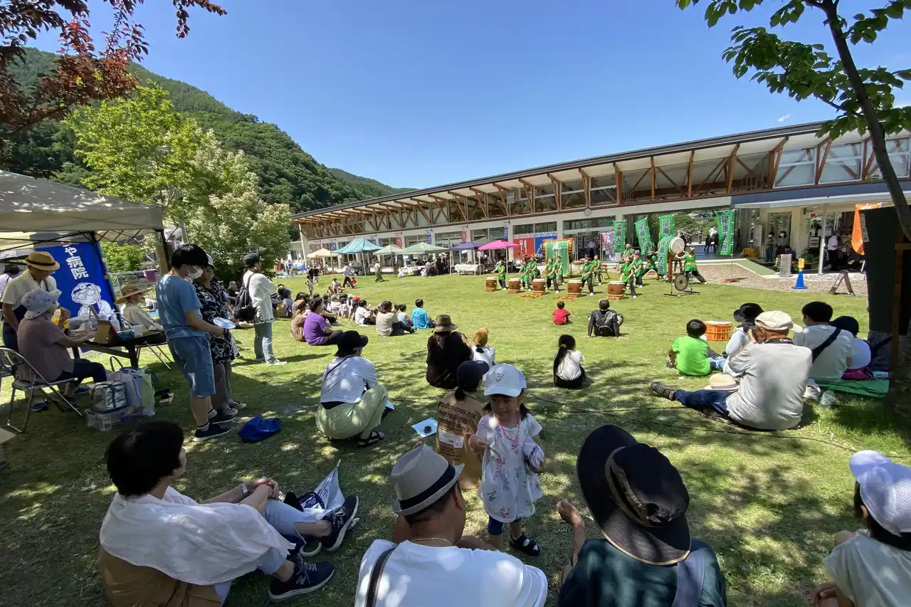 【片品村振興公社株式会社】 暑い夏に雪が降る!?真夏に雪遊び場が登場!!〈道の駅　尾瀬かたしな〉7周年感謝祭が7月19日から21日の3日間開催