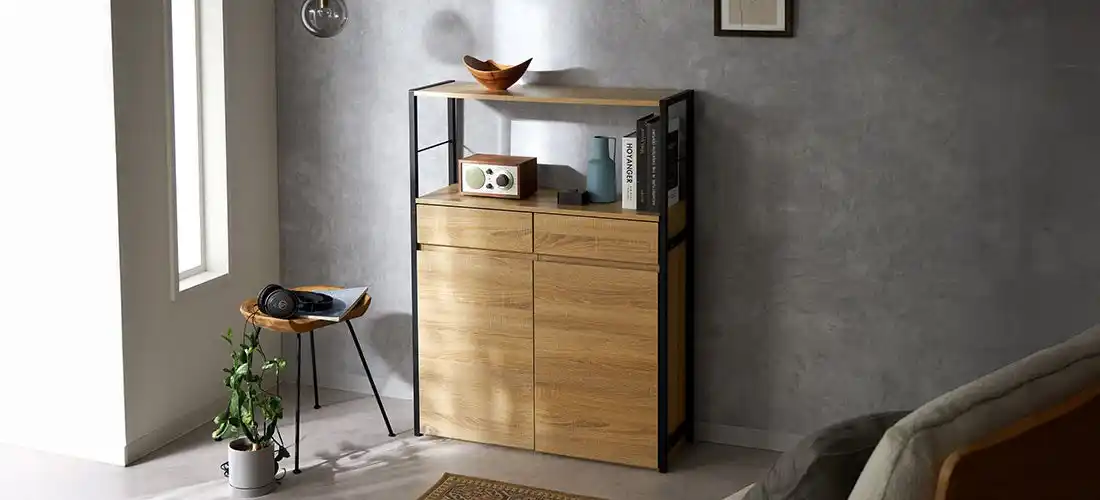 【株式会社ニッセンホールディングス】 家族にだって知られたくない。推しとの秘密基地。一見おしゃれな家具に同人誌約750冊収納、さらに二重底も。SNSの声を元に開発した「同人誌ラック」が推し活グッズに仲間入り！