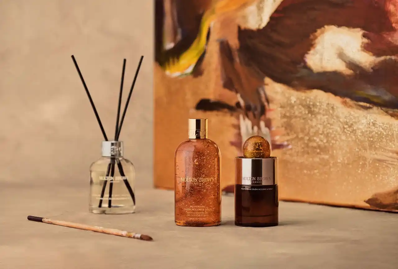 【モルトンブラウンジャパン株式会社】 モルトンブラウンの「ウード・アコード&ゴールド」コレクションからアロマリードディフューザーとレフィルが2025年9月3日(水)に新登場