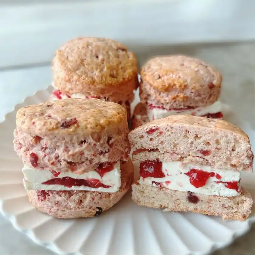 はじまりの紅茶【石垣いちごとフランボワーズのショコラバターサンドスコーン】