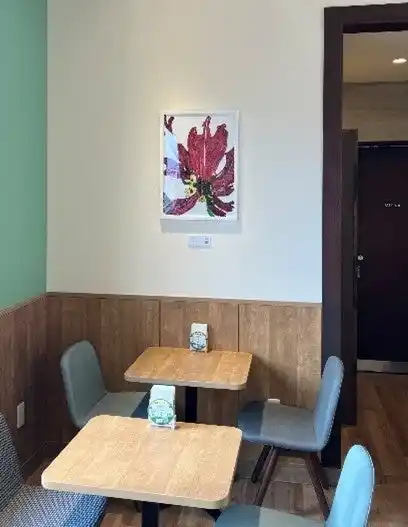 【株式会社モスフードサービス】 【MOS】障がいのある方のアート作品を店内に展示して社会参加を支援「MOSごと美術館 in 石川」初開催