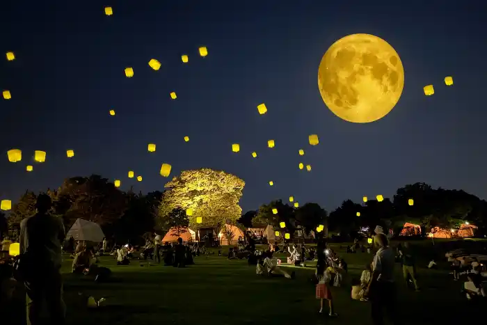 【リソルの森株式会社】 夜空に願いを込めてランタンを飛ばす大人気イベントが、お月見シーズンに開催決定！「お月見ランタン祭り」9/6（土）、10/6（月）、11/2（日）開催！