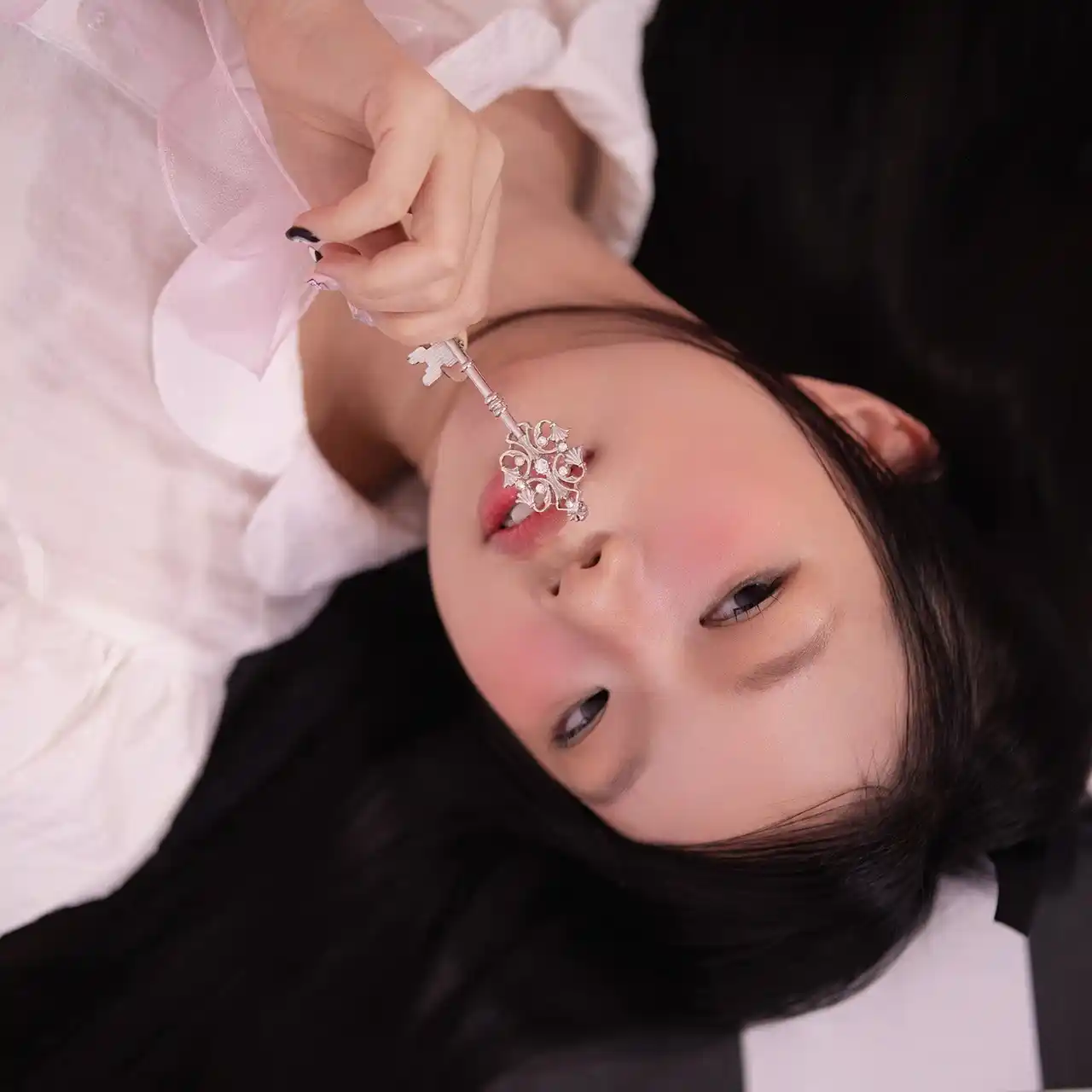 【The Orchard Japan】 Z世代の恋愛詩人、Regina Song（レジーナ・ソング）が新EP『the gates』をリリース、2026年にセカンドアルバムのリリースを発表