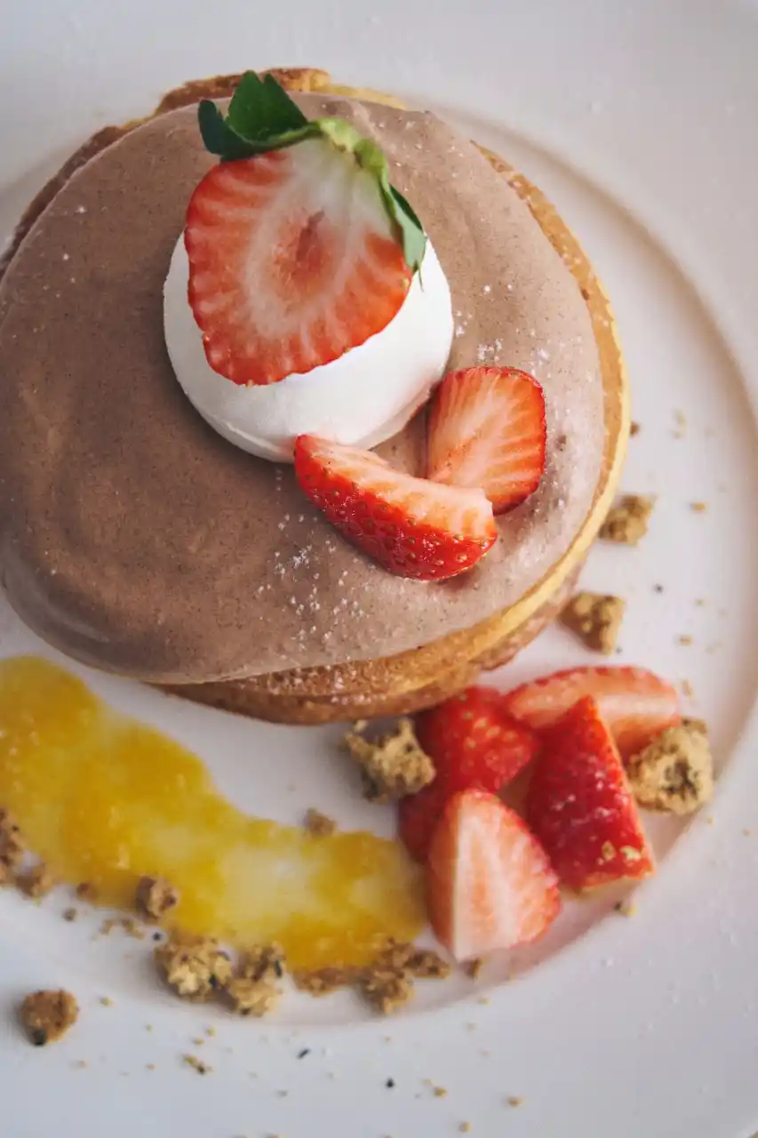 ショコラ×いちご×紅茶が織りなす、ビブリオテークの〈バレンタインパンケーキ〉登場。アールグレイ香る濃厚リッチなショコラムースに、いちごとオレンジの余韻を添えて。