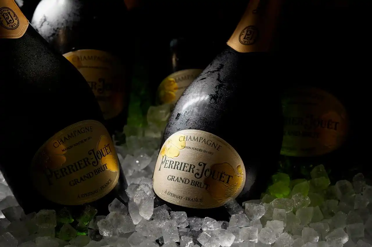 【ペルノ・リカール・ジャパン株式会社】 煌めくフェスティブシーズンを彩る 「ペリエ ジュエ グラン ブリュット」TOKYO NODE DININGにて、フリーフローとクリスマスディナーの乾杯を