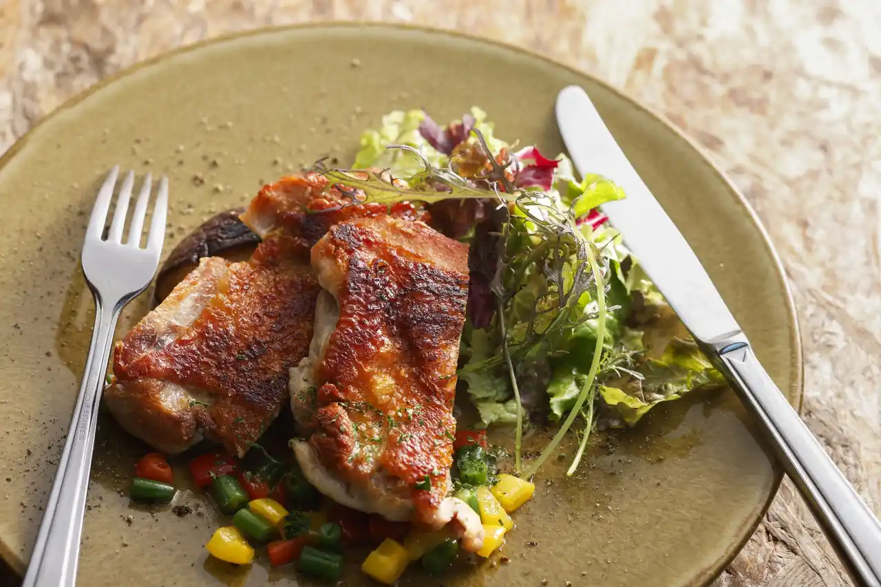 【富士商グループホールディングス株式会社】 山口県が推進する「新ご当地グルメ」開発メニュー【長州どりのポワレ 彩野菜のバターソース】を2026年1月より提供開始☆1月限定の季節メニューは「今月しか食べられない」特別感を。