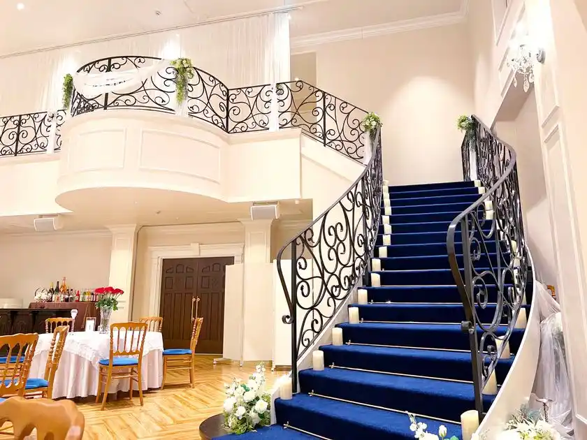 らせん階段からの入場なども