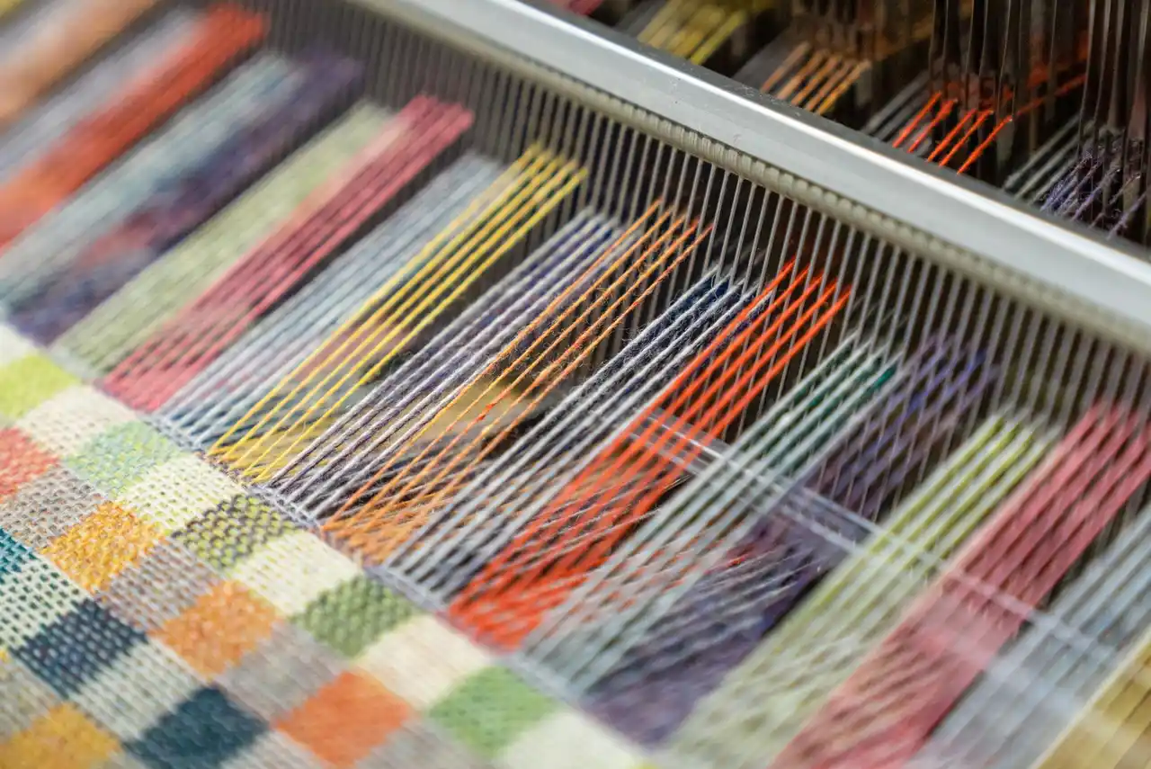 糸と布の背景、魅力に迫る企画展「karimokuとnuno ー 糸づくり 布づくり」