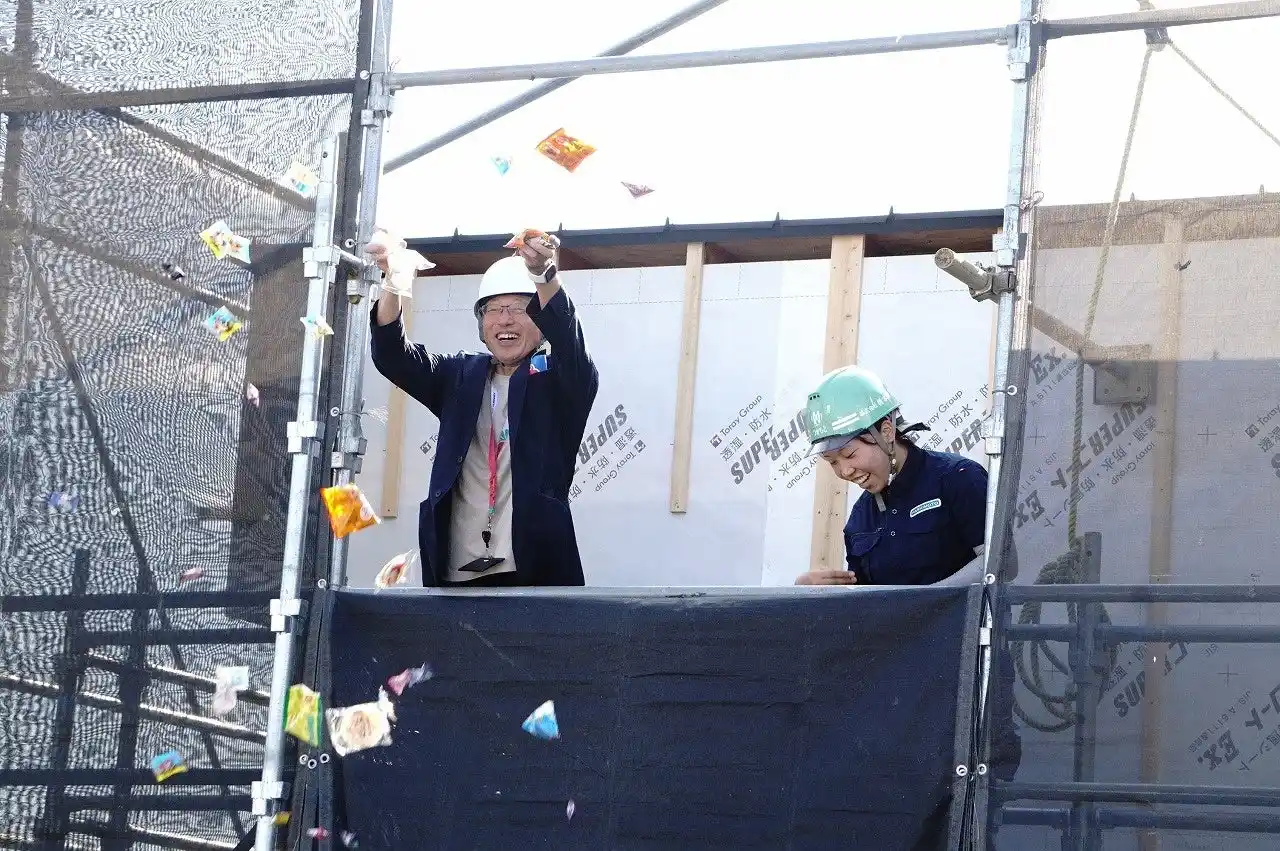 【株式会社橋本組】 未来型住宅の上棟を、地域の伝統で祝う　黒石モデルハウス上棟記念「もちなげ」開催 　GX志向とDX思想をつなぐ一日