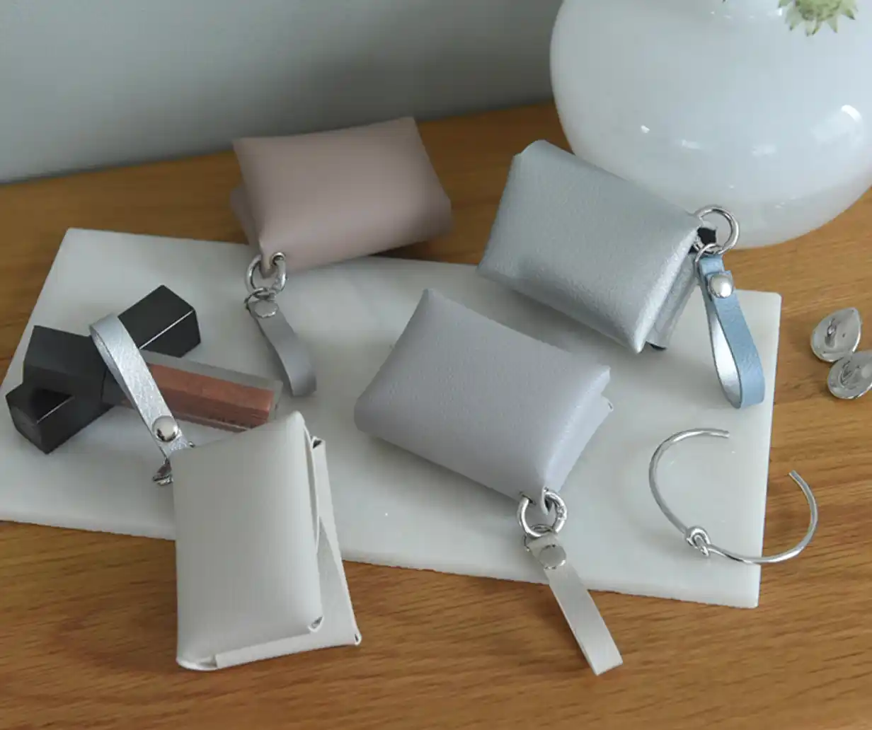 【アンジェ web shop】 夏旅の食べ歩き・花粉シーズンの必需品！人気のバッグチャーム風ポケットティッシュケースが、新デザインにリニューアルして登場