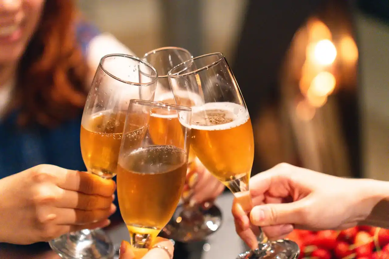 【ウッドデザインパーク株式会社】 【愛知県岡崎市】究極の「手ぶら贅沢」が進化。ウッドデザインパーク岡崎のオールインクルーシブプランが、アルコール提供時間を“滞在中ずっと”へ大幅リニューアル！