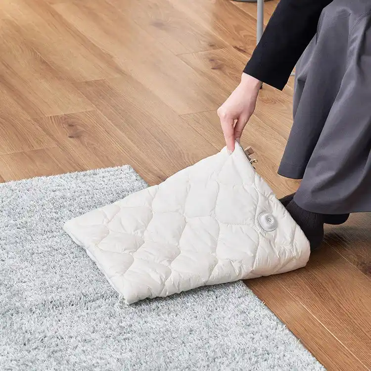 【ライフオンプロダクツ株式会社】 薄くて軽いのにヒーター内蔵でポカポカに！ファスナーやスナップを留めると、使い道が広がりさらに便利なUSB給電式のあったかキルティングシリーズ2種がLife on Productsから発売