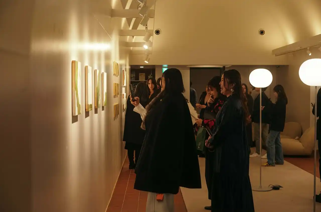 アーティスト Kim Rose 日本初個展「Path of Gold ― 金の軌跡」レセプションにて、津南醸造がドリンクスポンサーとして参加