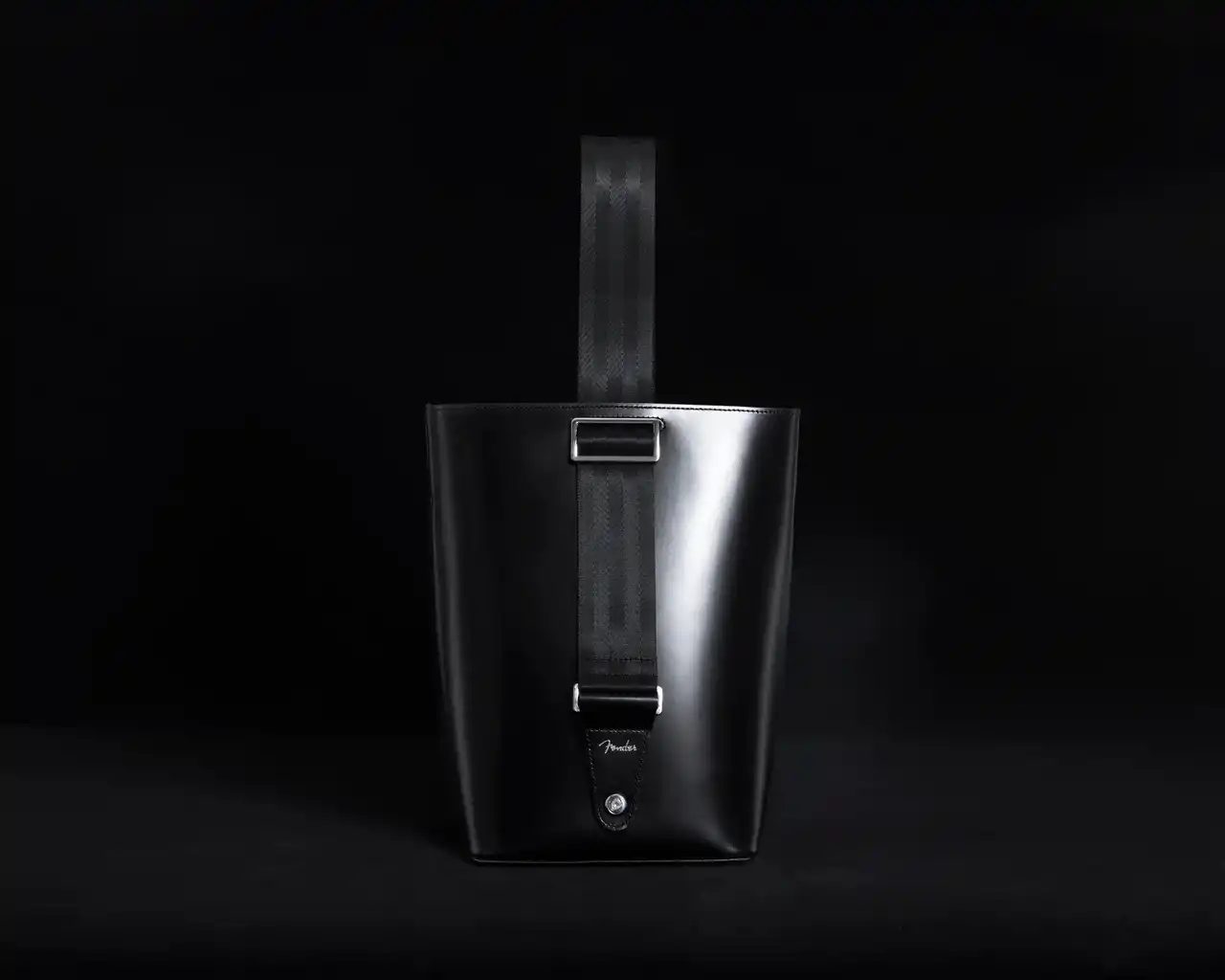 【フェンダーミュージック】 ギターストラップを“纏う”バッグ『Fender(R)︎ Strapbag Leather』12月19日（金）発売