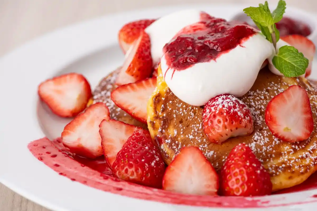 ニューヨークレストラン「サラベス」ルミネ新宿店 華やかな苺の期間限定パンケーキが登場「ベリーストロベリーパンケーキ」