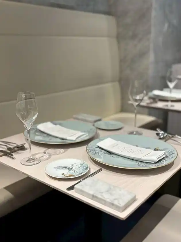 落ち着いたテーブル席