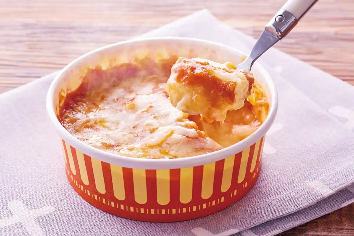 国産原料にこだわるプライベートブランド「自然派Style」から、産直米を使用した「冷凍のトマトチーズドリア」が新登場！食品添加物に頼らずに作りました♪