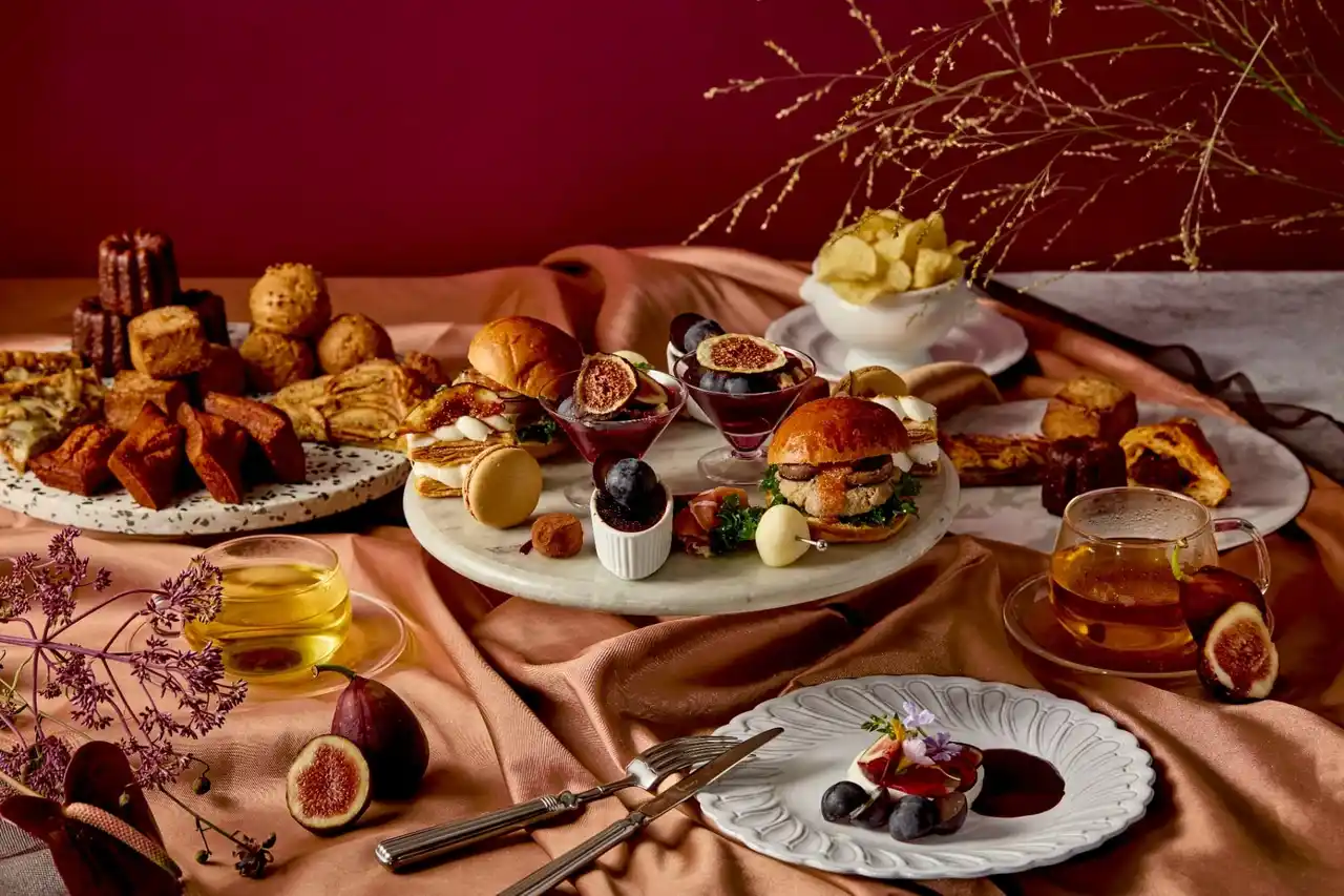 【株式会社ベイクルーズ】 深まる秋に、艶やかな果実のひととき「黒葡萄と無花果のアフタヌーンティー」 RITUEL（リチュエル）虎ノ門店にて9月1日(月)から提供開始