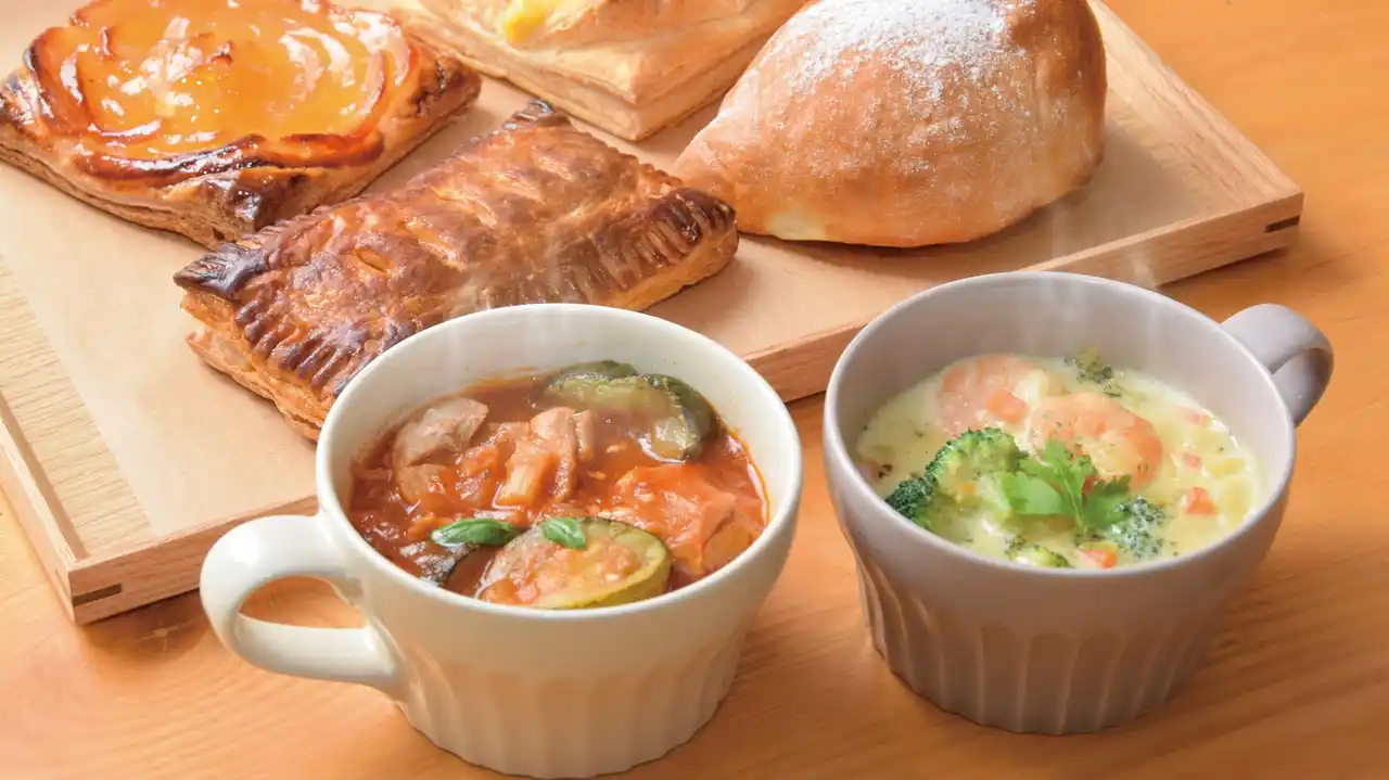 【第一滝本館】登別温泉・地獄谷から徒歩5分の暖炉に癒やされるadex BAKERY&CAFE。1月より毎日焼き立てパンを販売。冬の食べるごちそうスープとともに、心まで温まるカフェ時間を。