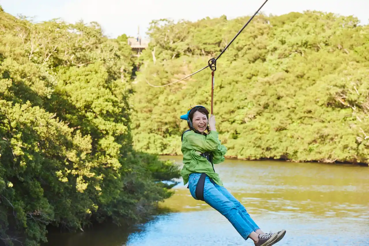 【株式会社ニジゲンノモリ】 水上ジップライン！225mの空中飛行で“よーい、アクション！” 私だけの空中体験！『空飛ぶアクション撮影隊2025』