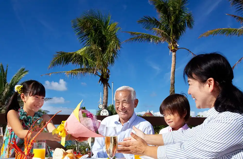 【敬老の日スペシャル☆ホテルランチブッフェ】9／13㊏、14(日)、15㊗開催。2日前までのご予約で65歳以上は390円OFF！世代を超えて笑顔がつながるテーブル♪