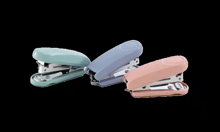 【マックス株式会社】 デスク周りをスッキリ保てるコンパクトなサイズ　ミニホッチキス『HD-10P』新発売