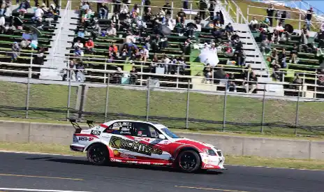 【KOHLE SERVICES LIMITED】 FDJ2岡山最終戦｜香港ドライバーTimmy Wooが圧巻の16強進出！日本ファンの手作りアルバムにKen Yeungが涙「クルマづくりに近道はない」