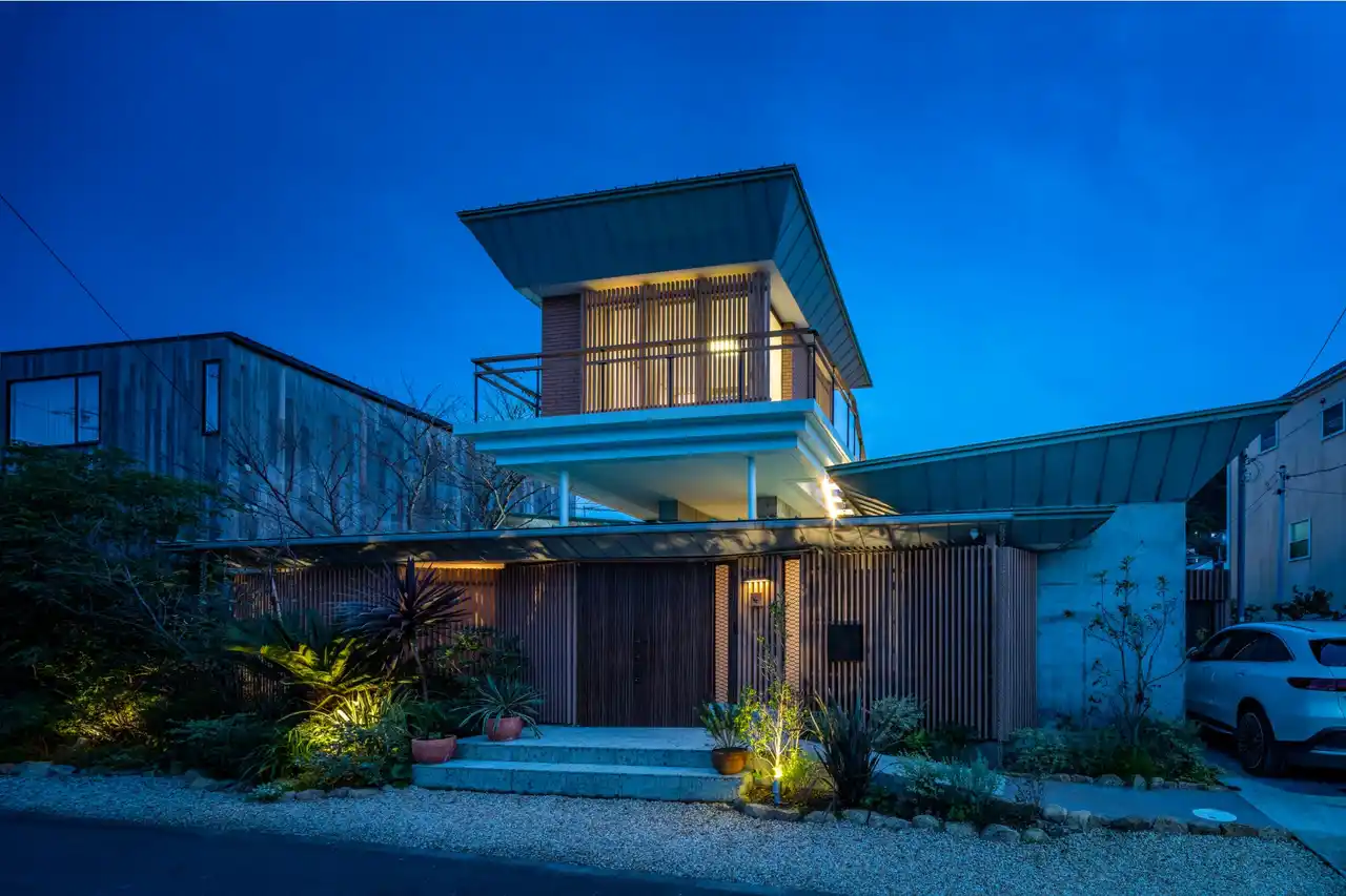 COMPASS STAY、「外で暮らす家」葉山YASHIROの予約受付開始。日本の伝統建築と自然が織りなす癒しの滞在を家族と愛犬と共に