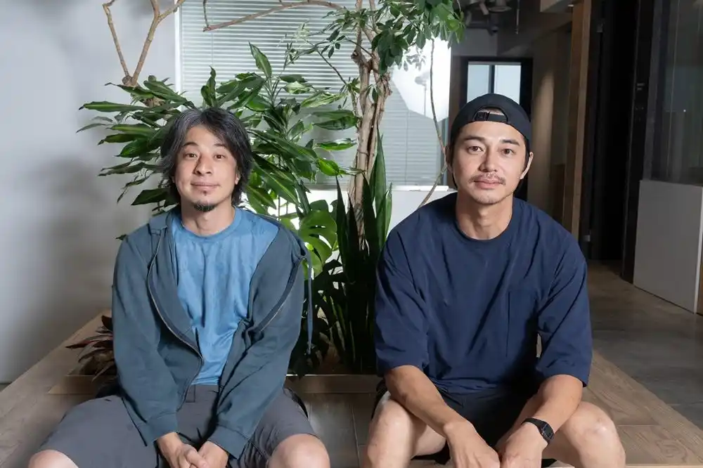 【ABEMA】 ひろゆき＆東出昌大、令和ロマン・くるまを大絶賛「神に愛されてる」「M-1二連覇を成し遂げた時代の寵児」／『世界の果てに、くるま置いてきた』ひろゆき＆東出昌大インタビューレポート