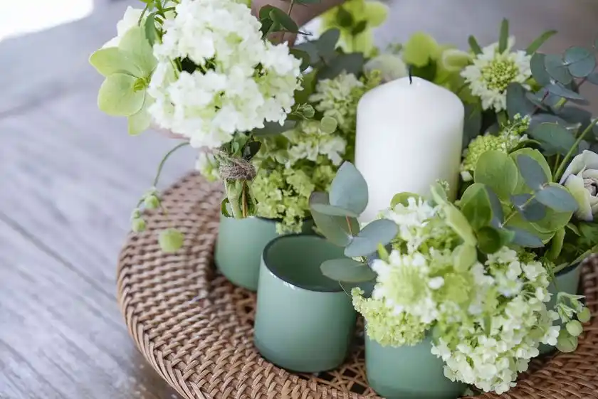 季節の花を好みのうつわに飾る楽しみ