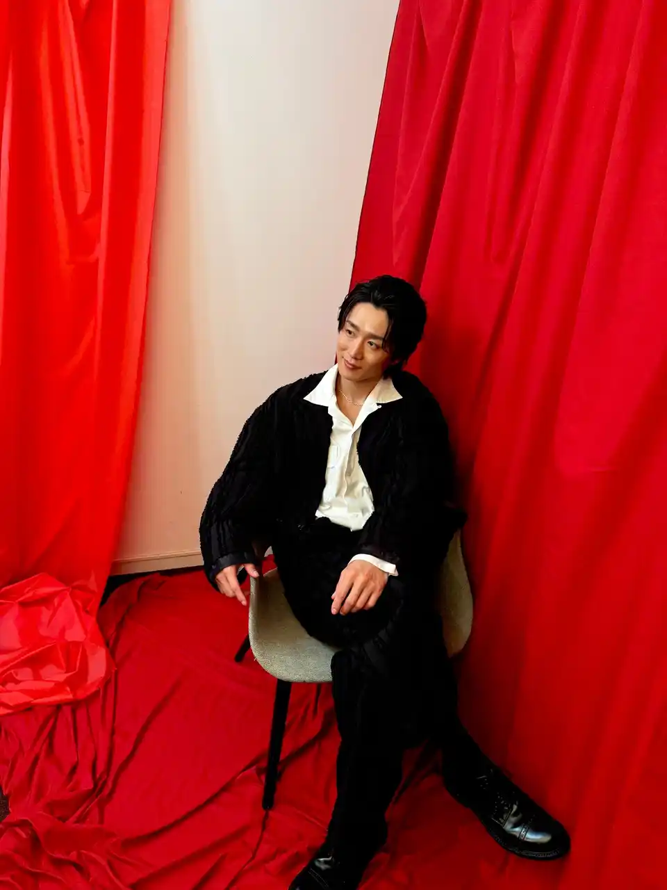 【ぴあ株式会社】 【取材風景をちょい見せ】“ノックアウトボイス”で演歌界を盛り上げる！真田ナオキが誌面に登場！「月刊スカパー！」2025年12月号が絶賛発売中！